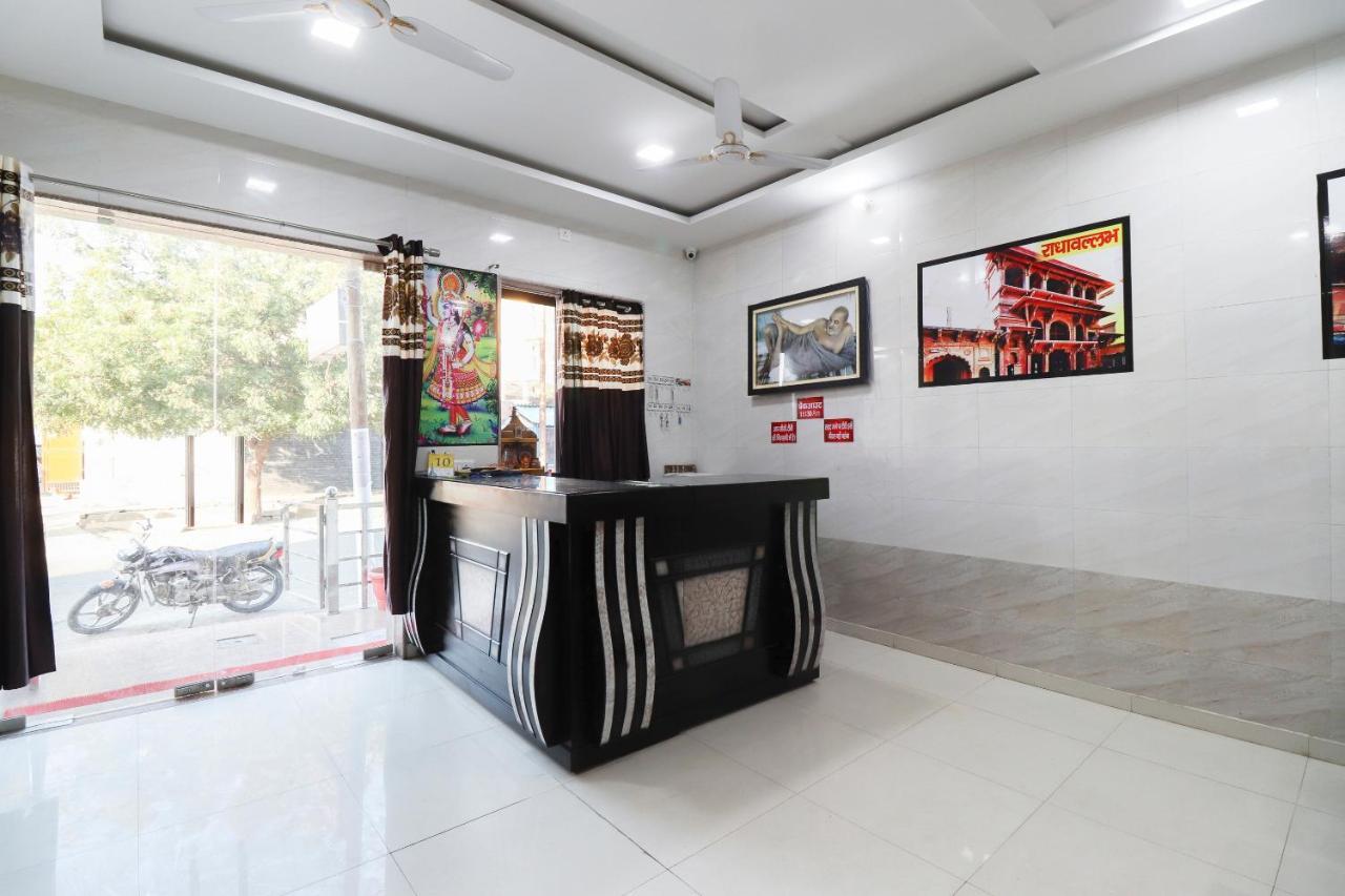 Vrindāvan Oyo 69378 Trilok Dham酒店 外观 照片