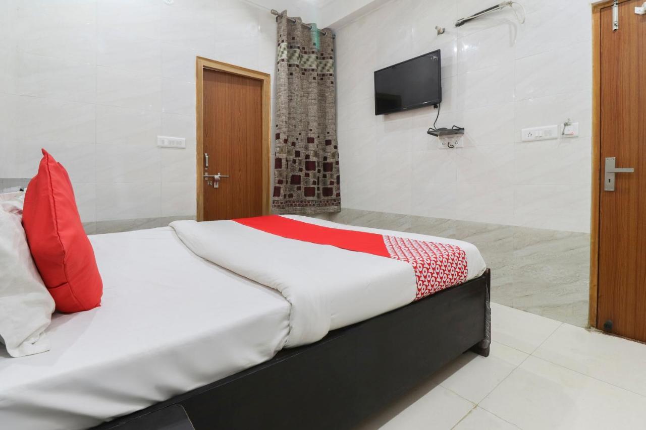 Vrindāvan Oyo 69378 Trilok Dham酒店 外观 照片
